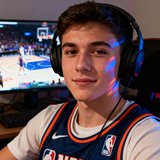 一位身穿NBA球衣的年轻男性球迷头像，戴着耳机，背景是电脑屏幕上的比赛画面